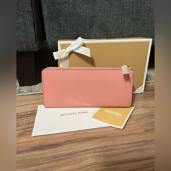 Michael Kors Jet Set Travel Large Saffiano Leather Quarter-Zip Wallet - Picture 2 of 6